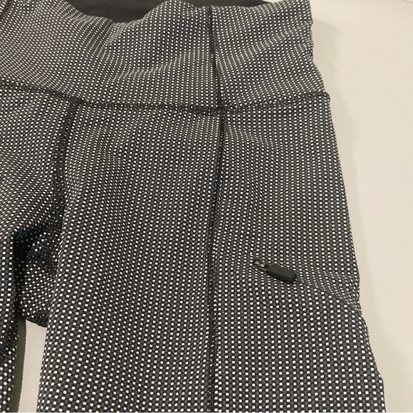 lululemon athletica woman’s Black and White Patterned Leggings - Picture 4 of 7